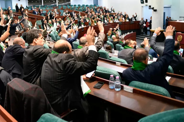 البرلمان الجزائري يعتمد قانونًا يجرّم الاستعمار الفرنسي ويطالب باعتذار رسمي