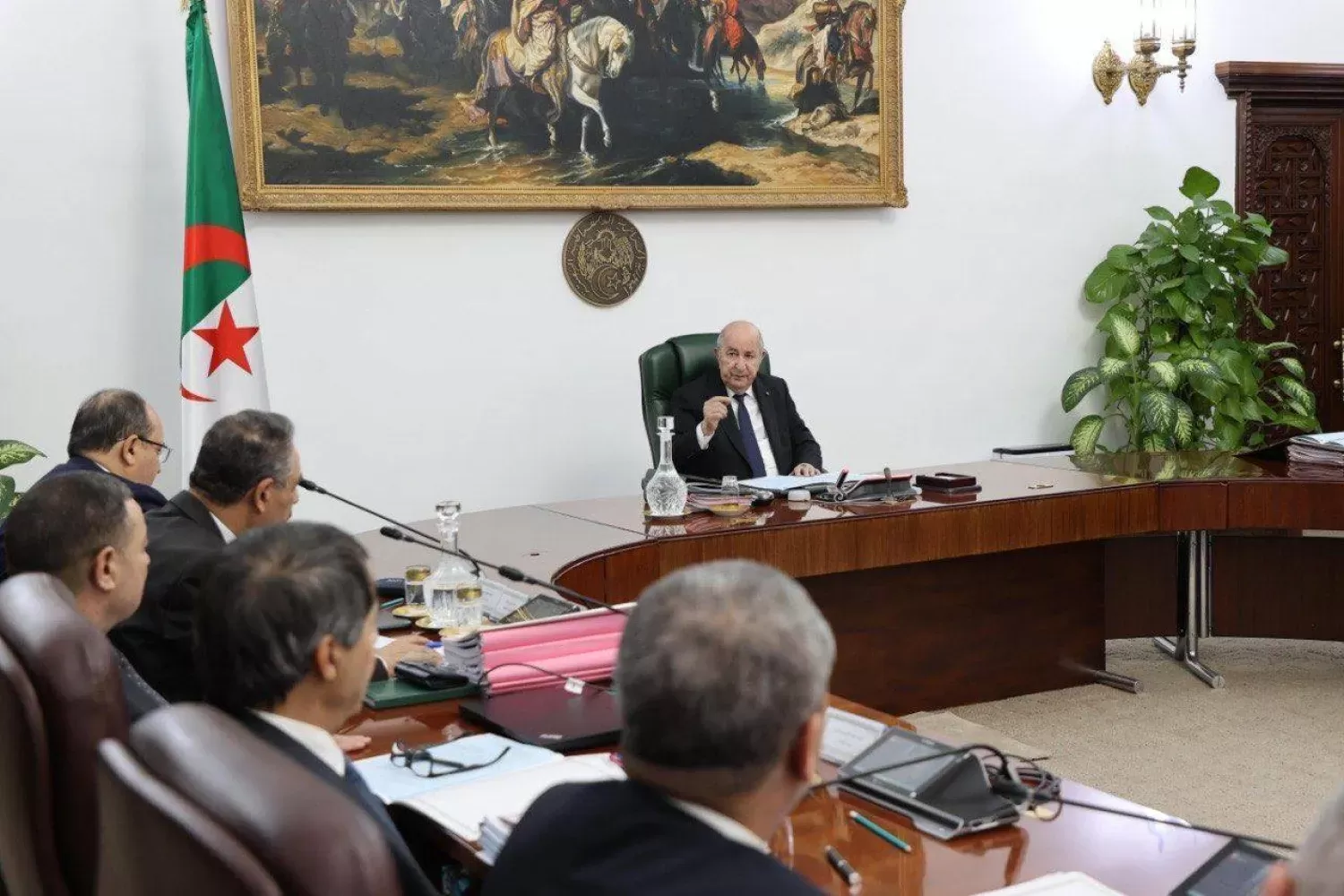 الجزائر: تأجيل «تعديل دستوري فني» والمصادقة على قانون الأحزاب الجديد