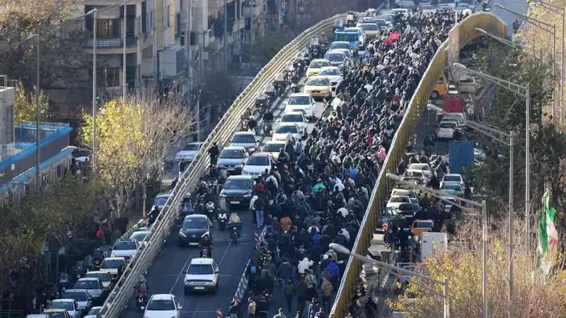 احتجاجات إيران: أزمة اقتصادية عميقة تختبر صمود النظام في ظل غياب بديل منظم