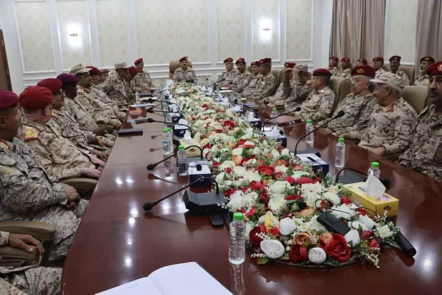 اليمن: اجتماع عسكري برئاسة وزير الدفاع يركز على ضبط الأوضاع وحماية الأمن الوطني